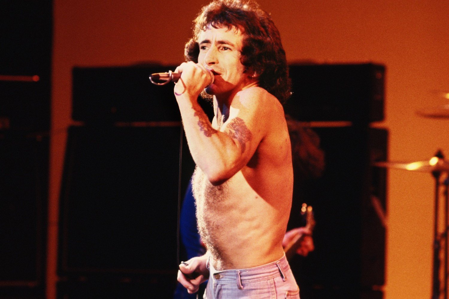 Bon Scott: Rob Halford και Joe Elliott θυμούνται τον άνθρωπο πίσω από τη φωνή των AC/DC Bon Scott: Rob Halford και Joe Elliott θυμούνται τον άνθρωπο πίσω από τη φωνή των AC/DC
