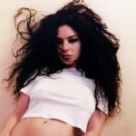 Charli XCX: Ariana Grande, The 1975 και Bon Iver συμμετέχουν στο remix album του «Brat»