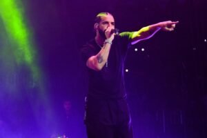 Drake και Karol G ένωσαν τις φωνές τους σε μία εμφάνιση – έκπληξη