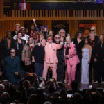 Elton John: Metallica, Joni Mitchell και Annie Lennox τραγούδησαν τις επιτυχίες του – Η βράβευση με το Gershwin Prize