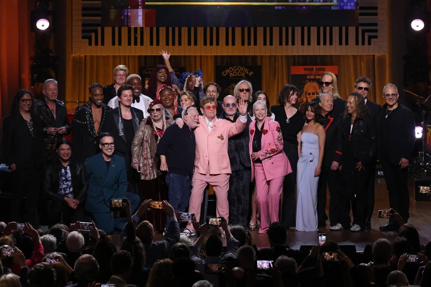 Elton John: Metallica, Joni Mitchell και Annie Lennox τραγούδησαν τις επιτυχίες του – Η βράβευση με το Gershwin Prize
