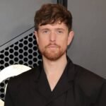 Ο James Blake εξηγεί πώς η ψυχική υγεία βελτίωσε τη μουσική του: «Λιγότερο άγχος σημαίνει περισσότερη δημιουργικότητα»