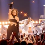 Jennifer Lopez: «Έκοβα τα ρούχα μου όταν ήμουν μικρή για να μοιάσω στη Madonna»
