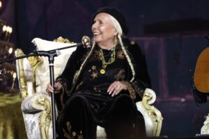 Η Joni Mitchell παίρνει θέση για την τέχνη και την πολιτική: «Είναι καθήκον του καλλιτέχνη να υψώνει τη φωνή του»