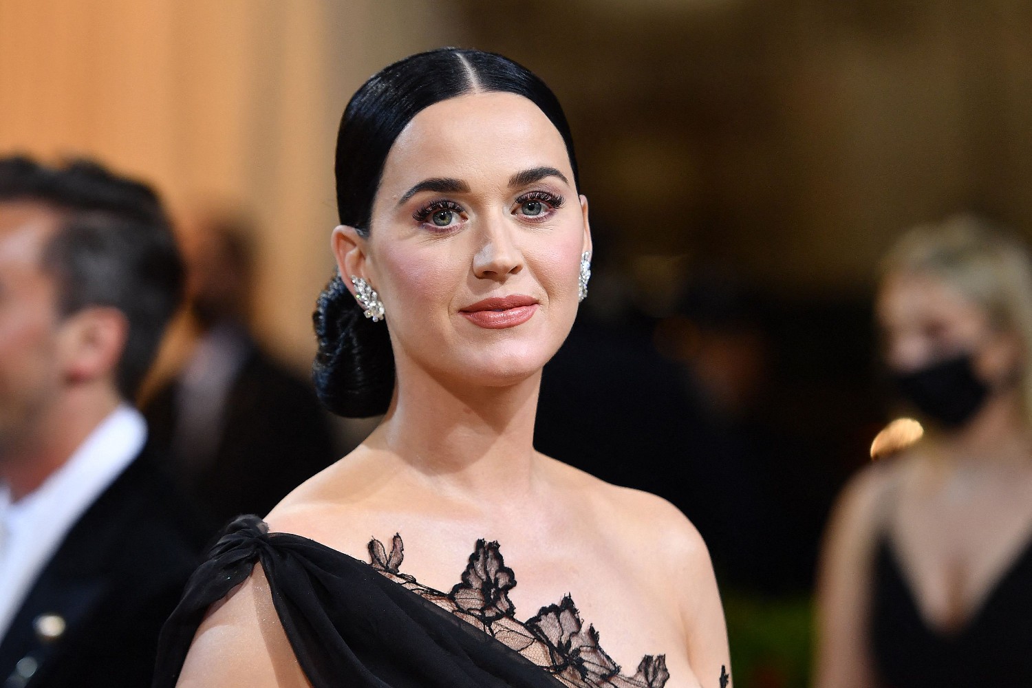 Katy Perry: Τα δύσκολα παιδικά χρόνια και η βοήθεια στα παιδιά με οικονομικές δυσκολίες