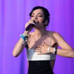 Lily Allen: «Είναι η πρώτη φορά που βρίσκομαι στη σκηνή απόλυτα νηφάλια» – Η εξομολόγηση για τις καταχρήσεις