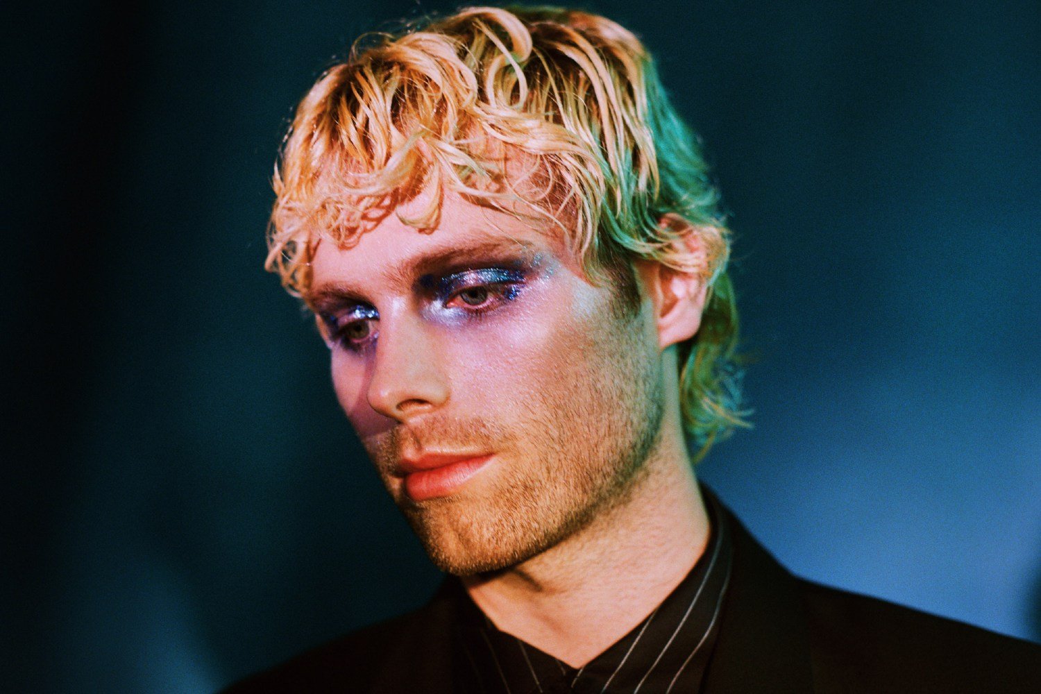 Ο Luke Hemmings των 5SOS κυκλοφορεί το νέο single «Shakes»