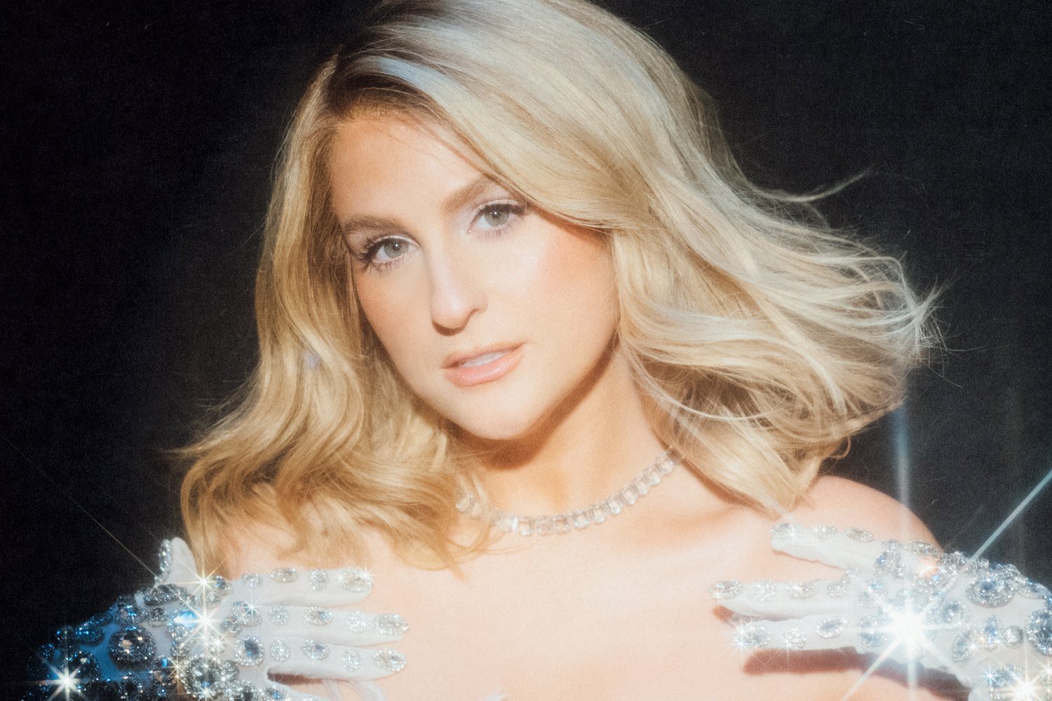 Meghan Trainor: Μία ρετρό διαστημική περιπέτεια στο video του single «To The Moon»