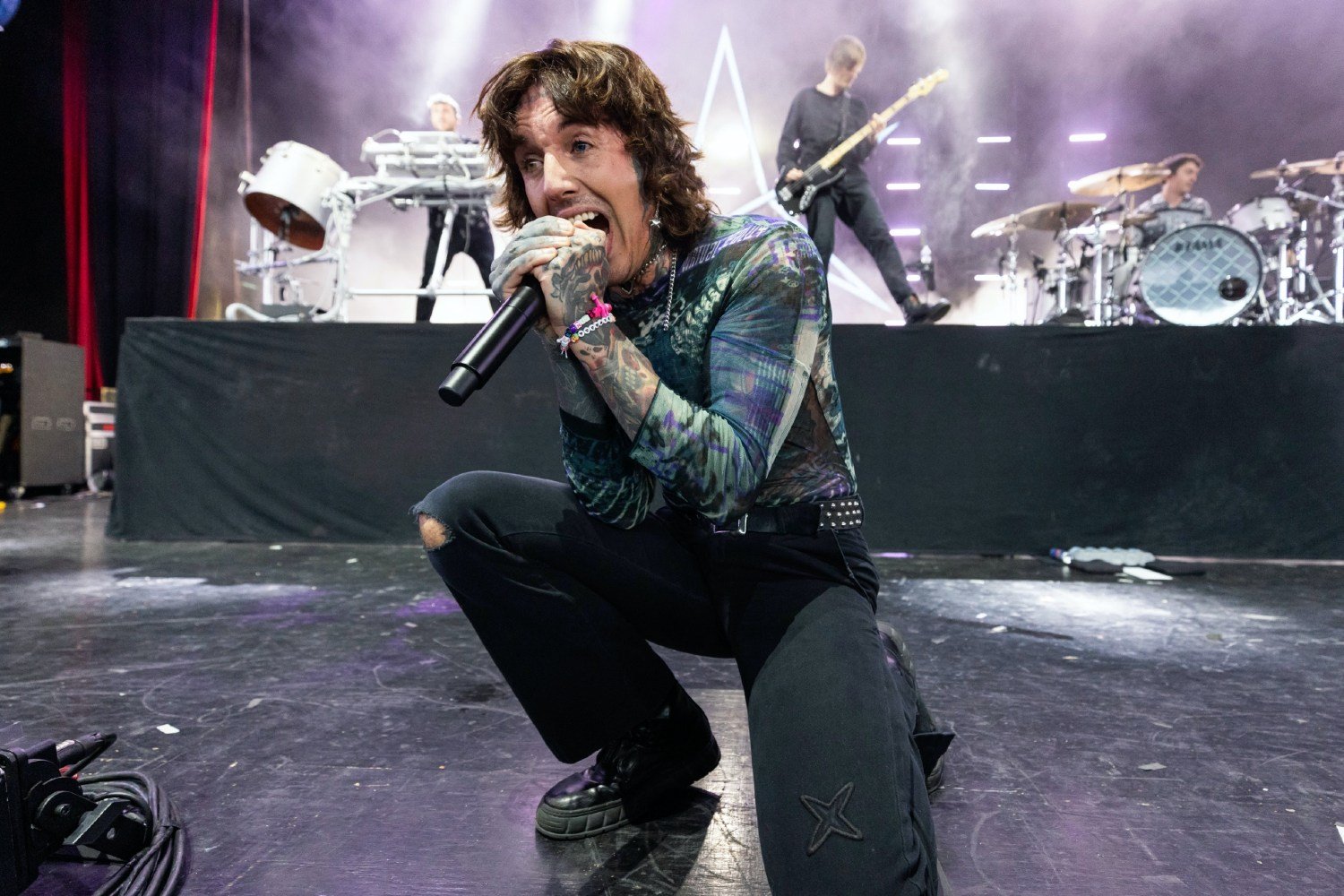 Οι Bring Me The Horizon επιστρέφουν στις deathcore ρίζες τους με το «Dehumanized» και επανασυστήνουν το ντεμπούτο τους