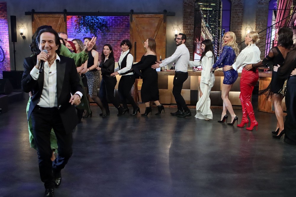«Σάββατο με φίλους!»: Ο Πασχάλης στήνει ένα μεγάλο πάρτι