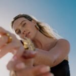 Η Perrie Edwards σε πρώτο ενικό: Το θριαμβευτικό άλμπουμ μίας φωνής που επιτέλους ακούγεται μόνη της