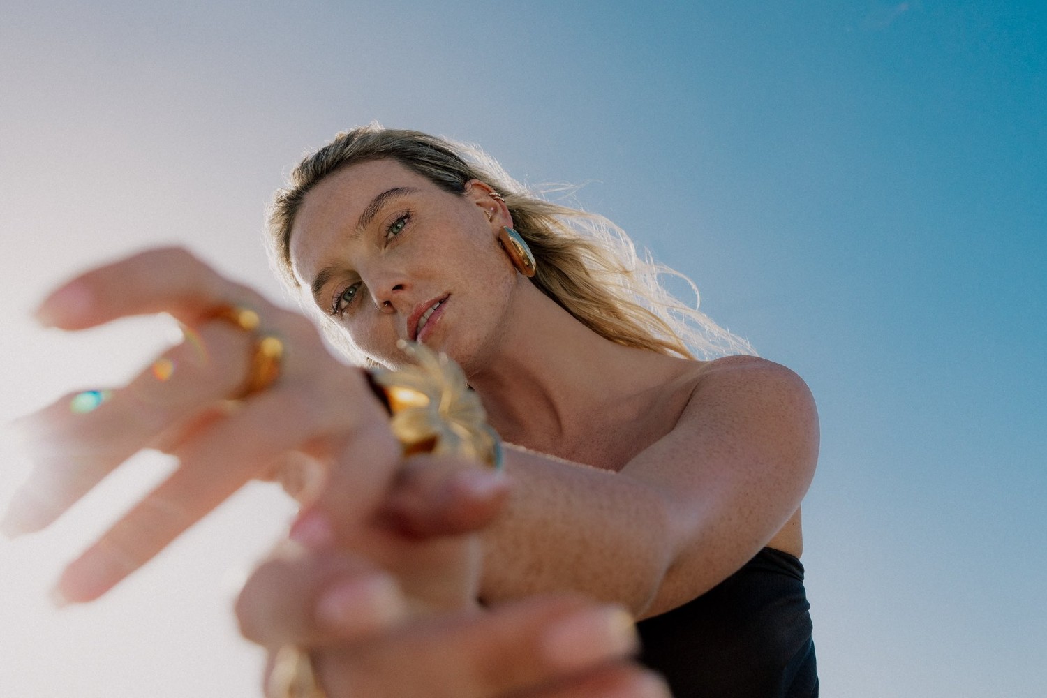 Η Perrie Edwards κυκλοφορεί το πρώτο σόλο τραγούδι της «Forget About Us»