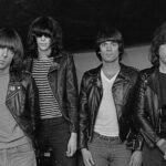 Οι Ramones γιορτάζουν μισό αιώνα punk ιστορίας με ένα all-star πάρτι σε νεκροταφείο – Με Billie Joe Armstrong και John Travolta