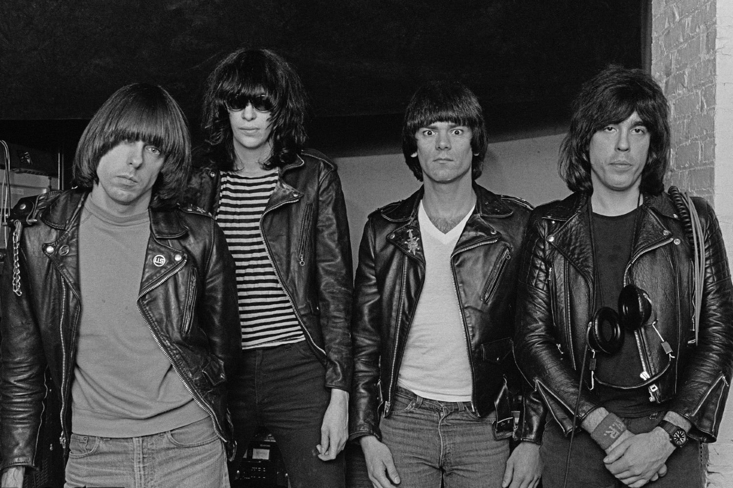 Οι Ramones γιορτάζουν μισό αιώνα punk ιστορίας με ένα all-star πάρτι σε νεκροταφείο – Με Billie Joe Armstrong και John Travolta