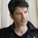 «Τι Μάτια»: Ο Σάκης Ρουβάς υμνεί τον έρωτα με το νέο τραγούδι του