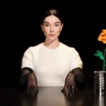 Η St. Vincent επιστρέφει με το φλογερό single «Broken Man» και το νέο άλμπουμ «All Born Screaming»