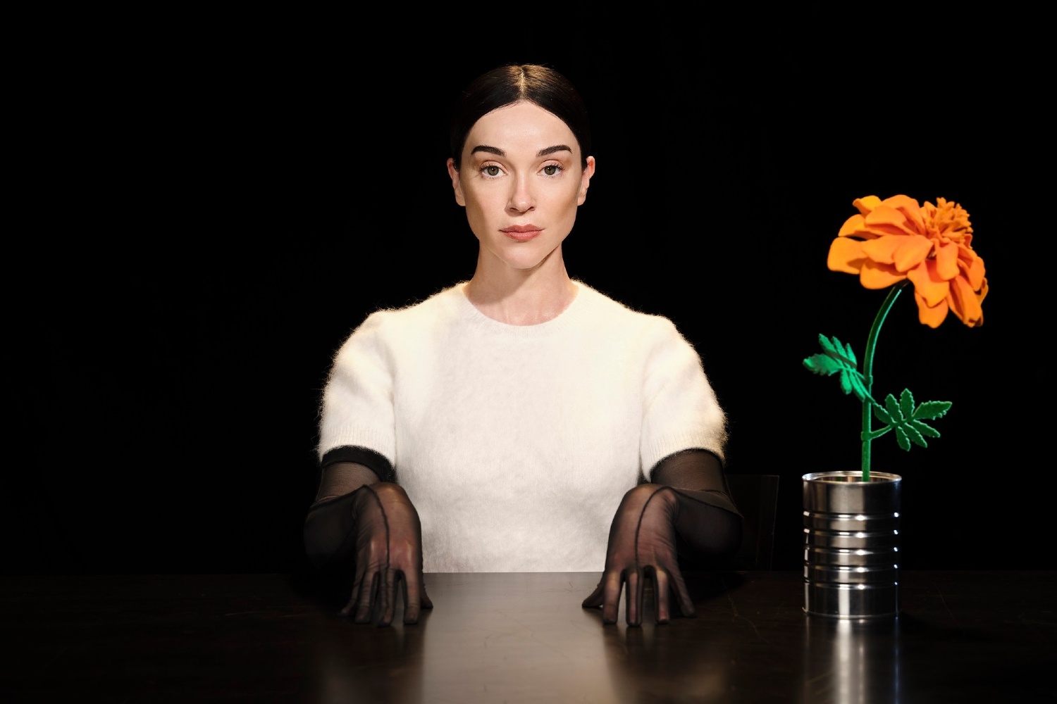Η St. Vincent επιστρέφει με το φλογερό single «Broken Man» και το νέο άλμπουμ «All Born Screaming»