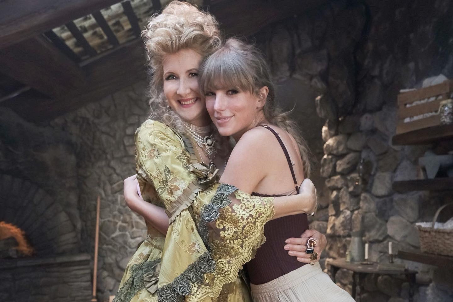 Laura Dern: Η Taylor Swift είναι «πραγματικά ταλαντούχα σκηνοθέτρια»