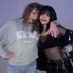 Η Lisa των BLACKPINK φωτογραφίζεται με την Taylor Swift στα παρασκήνια του «The Eras Tour»