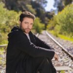 Ο Άγγελος Ανδριανός αγγίζει την καρδιά με το «Θα ‘Δινα Τα Πάντα»
