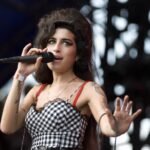 Amy Winehouse: «Ήταν θύμα της ίδιας της επιτυχίας της» – Η σπαρακτική εξομολόγηση της μητέρας της για τον τραγικό θάνατό της