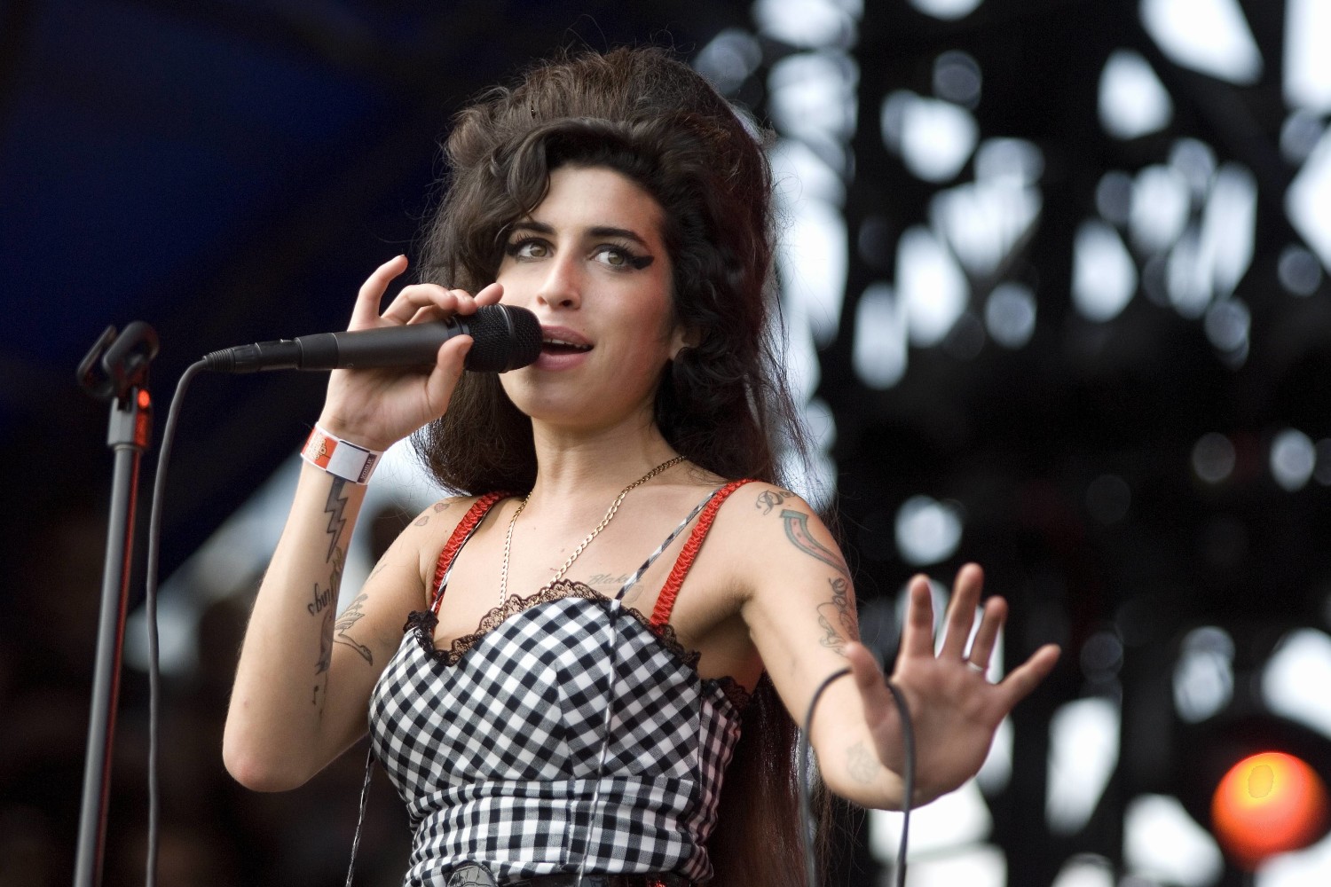 Amy Winehouse: «Ήταν θύμα της ίδιας της επιτυχίας της» – Η σπαρακτική εξομολόγηση της μητέρας της για τον τραγικό θάνατό της