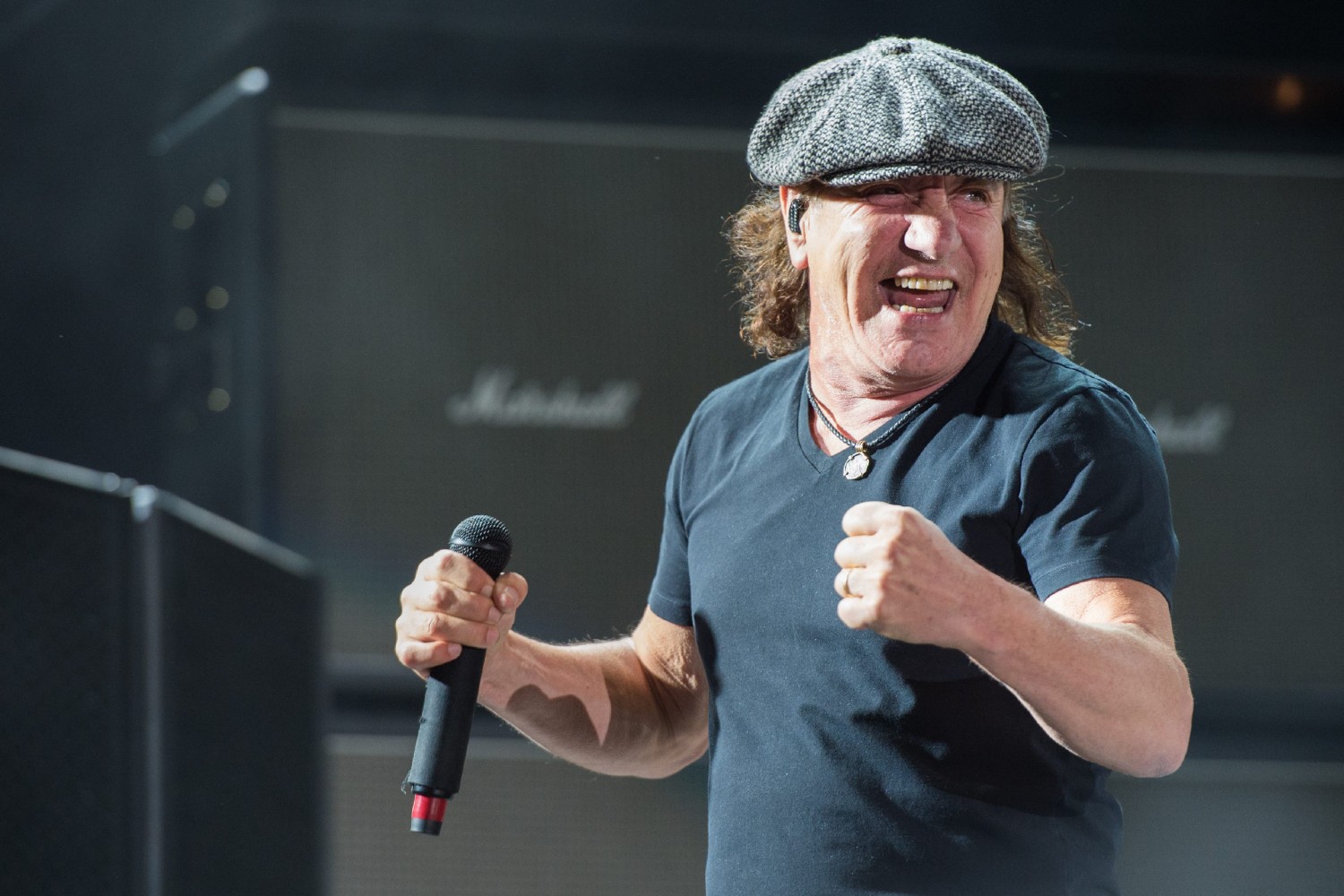 Ο Brian Johnson αποκαλύπτει τι προκάλεσε την απώλεια ακοής που τον απομάκρυνε από τους AC/DC