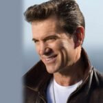 Ο Chris Isaak στην Αθήνα: Η βελούδινη φωνή που έντυσε τους πιο μελαγχολικούς έρωτες έρχεται στον Λυκαβηττό