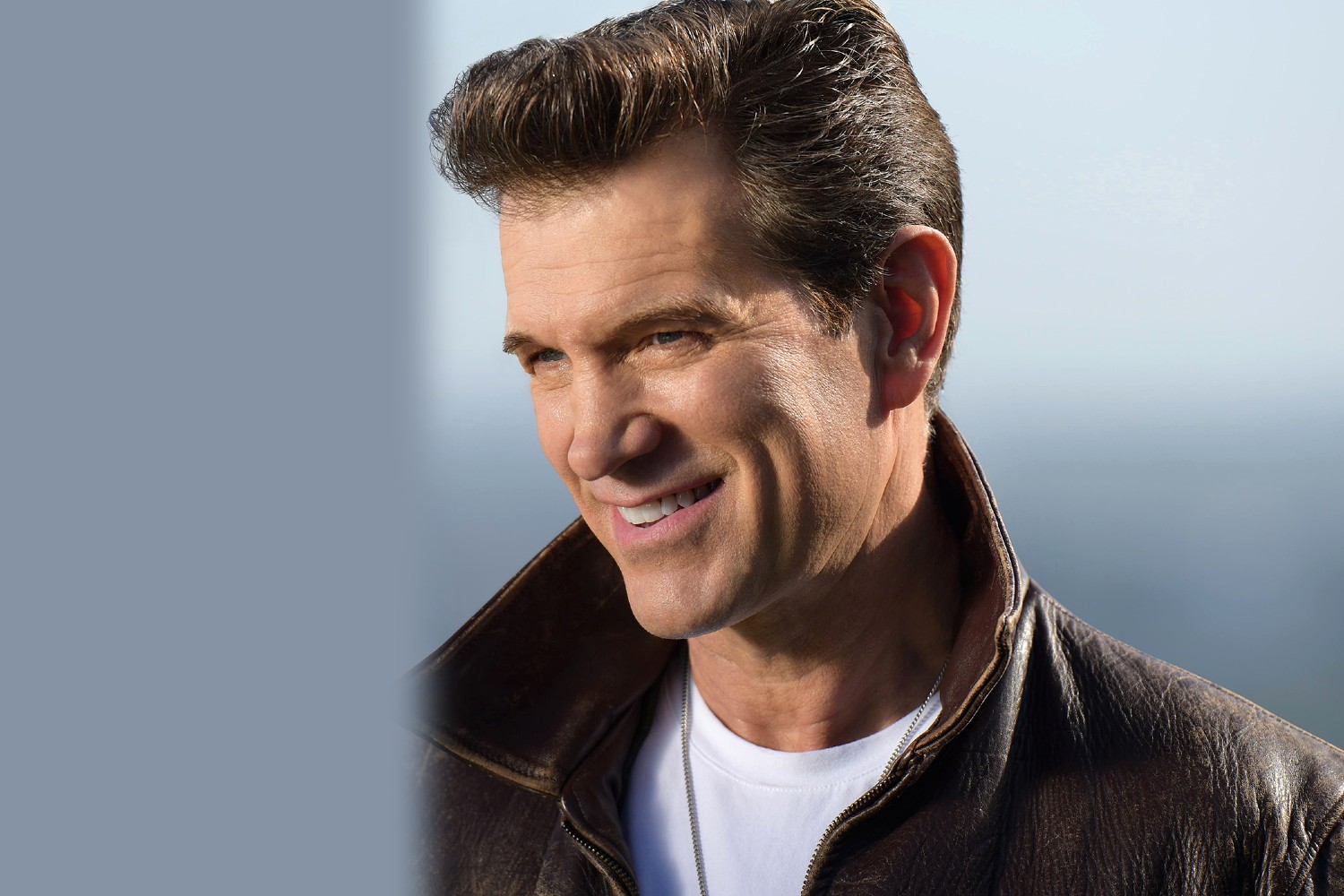 Ο Chris Isaak στην Αθήνα: Η βελούδινη φωνή που έντυσε τους πιο μελαγχολικούς έρωτες έρχεται στον Λυκαβηττό
