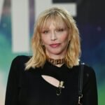Courtney Love: Μεταμορφώνει το «Diet Pepsi» της Addison Rae σε μία σκοτεινή και μελαγχολική εξομολόγηση