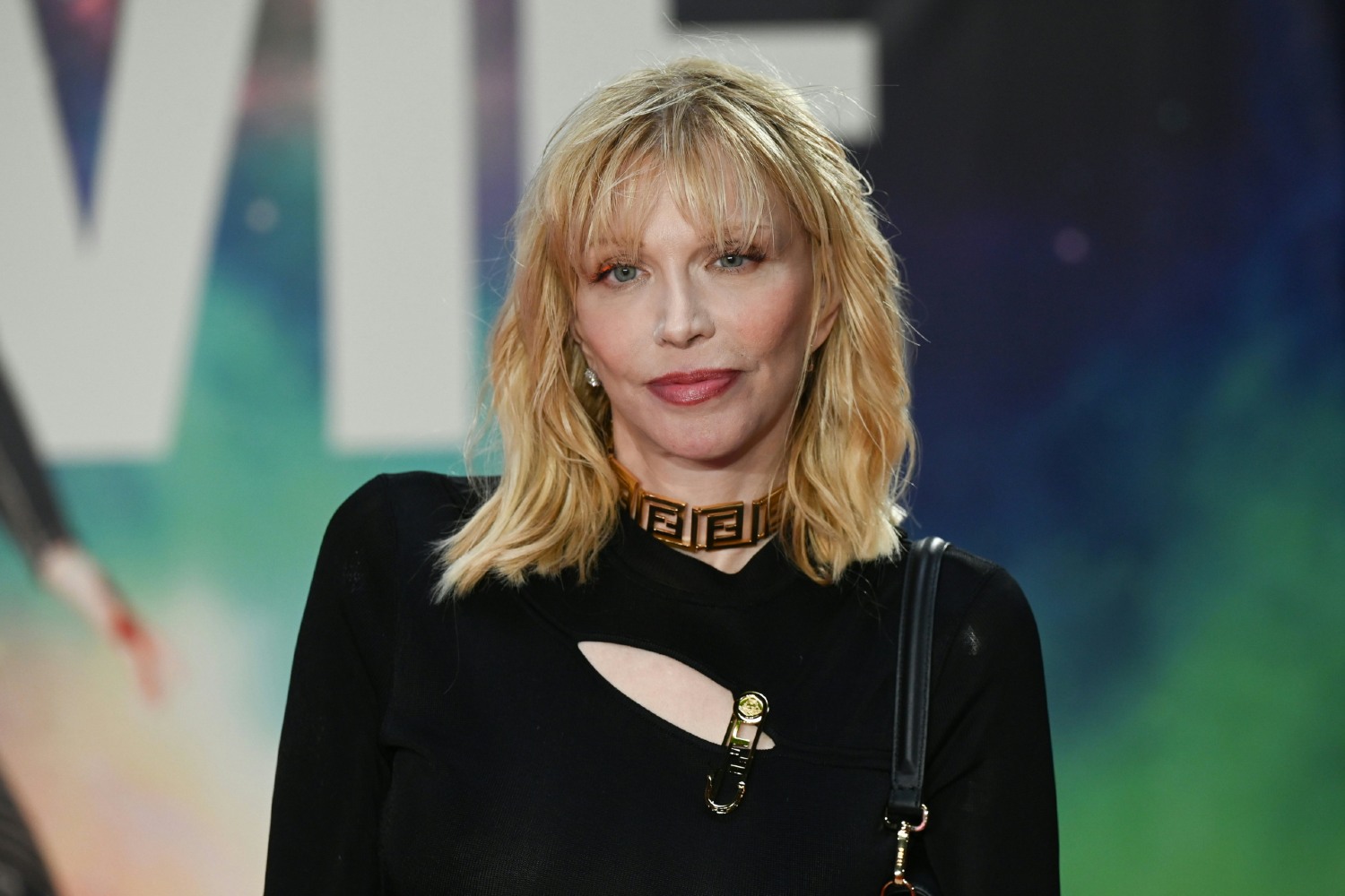 Courtney Love: Μεταμορφώνει το «Diet Pepsi» της Addison Rae σε μία σκοτεινή και μελαγχολική εξομολόγηση