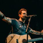 Frank Turner: Ο τραγουδιστής που θέλει να σπάσει το ρεκόρ για τις περισσότερες συναυλίες σε 24 ώρες