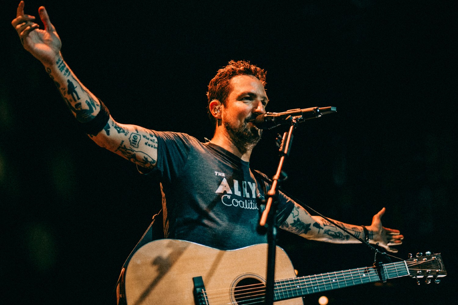 Frank Turner: Ο τραγουδιστής που θέλει να σπάσει το ρεκόρ για τις περισσότερες συναυλίες σε 24 ώρες