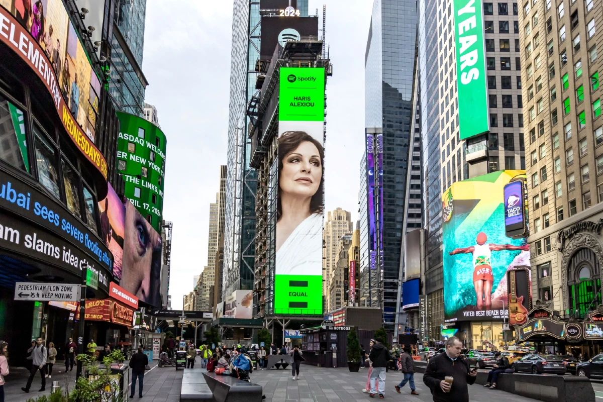 Η Χάρις Αλεξίου στα billboards της Times Square στη Νέα Υόρκη