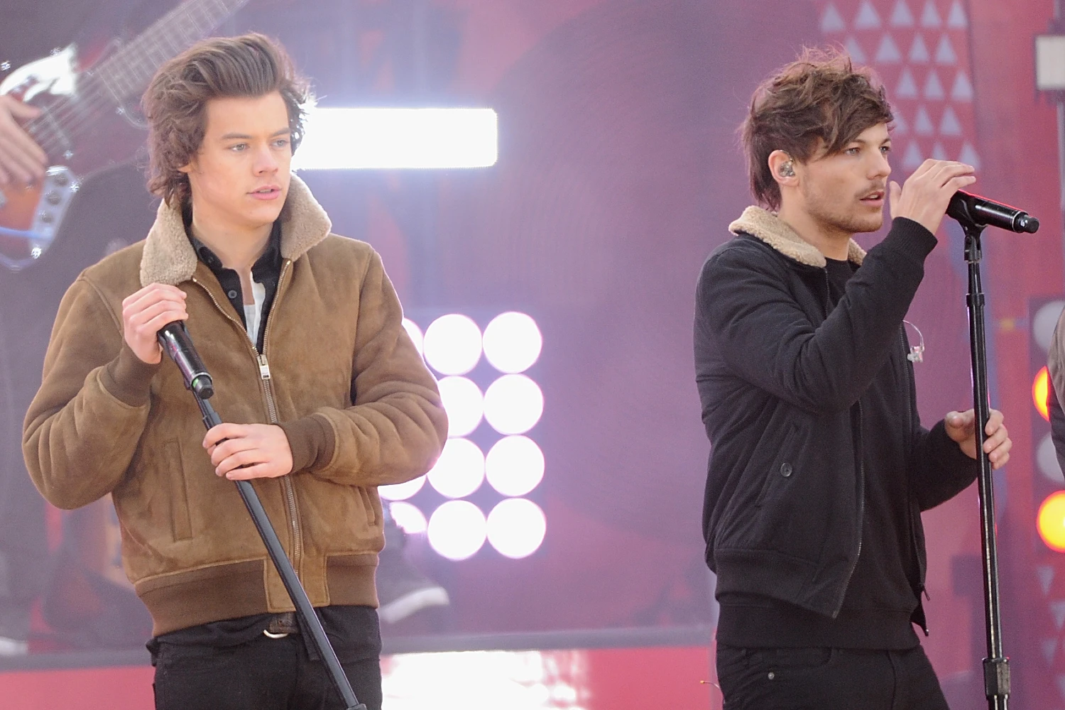 Οι One Direction είναι ακόμα εδώ: Harry Styles και Louis Tomlinson κατακτούν ταυτόχρονα την κορυφή των βρετανικών charts Οι One Direction είναι ακόμα εδώ: Harry Styles και Louis Tomlinson κατακτούν ταυτόχρονα την κορυφή των βρετανικών charts