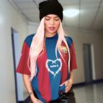Η Karol G καταλαμβάνει τις φανέλες της Μπαρτσελόνα 