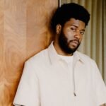 Ο Khalid ξεγυμνώνει την ψυχή του στο νέο single «Please Don’t Fall In Love With Me»