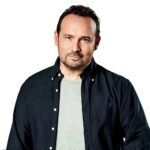 Ο Κώστας Μακεδόνας ερμηνεύει το νέο τραγούδι «Λίγο – Λίγο» για τη σειρά «Famagusta»