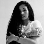 Mabel: Το «Chat» τονίζει την ομορφιά της απλότητας στις ερωτικές σχέσεις