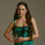 Olivia Rodrigo: «Το πιο δύσκολο είναι να γράψεις ένα χαρούμενο ερωτικό τραγούδι» – Η νέα κατεύθυνση του τρίτου άλμπουμ της