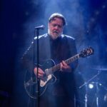 Ο Russell Crowe ανεβαίνει στη σκηνή του Glastonbury σε ρόλο τραγουδιστή