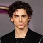 Timothée Chalamet: Τραγουδάει στον ρόλο του Bob Dylan στα πρώτα πλάνα της ταινίας «A Complete Unknown»