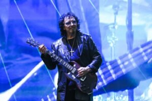 Ο Tony Iommi κρατά ζωντανή τη φλόγα των Black Sabbath με το νέο άλμπουμ «From The Dark»
