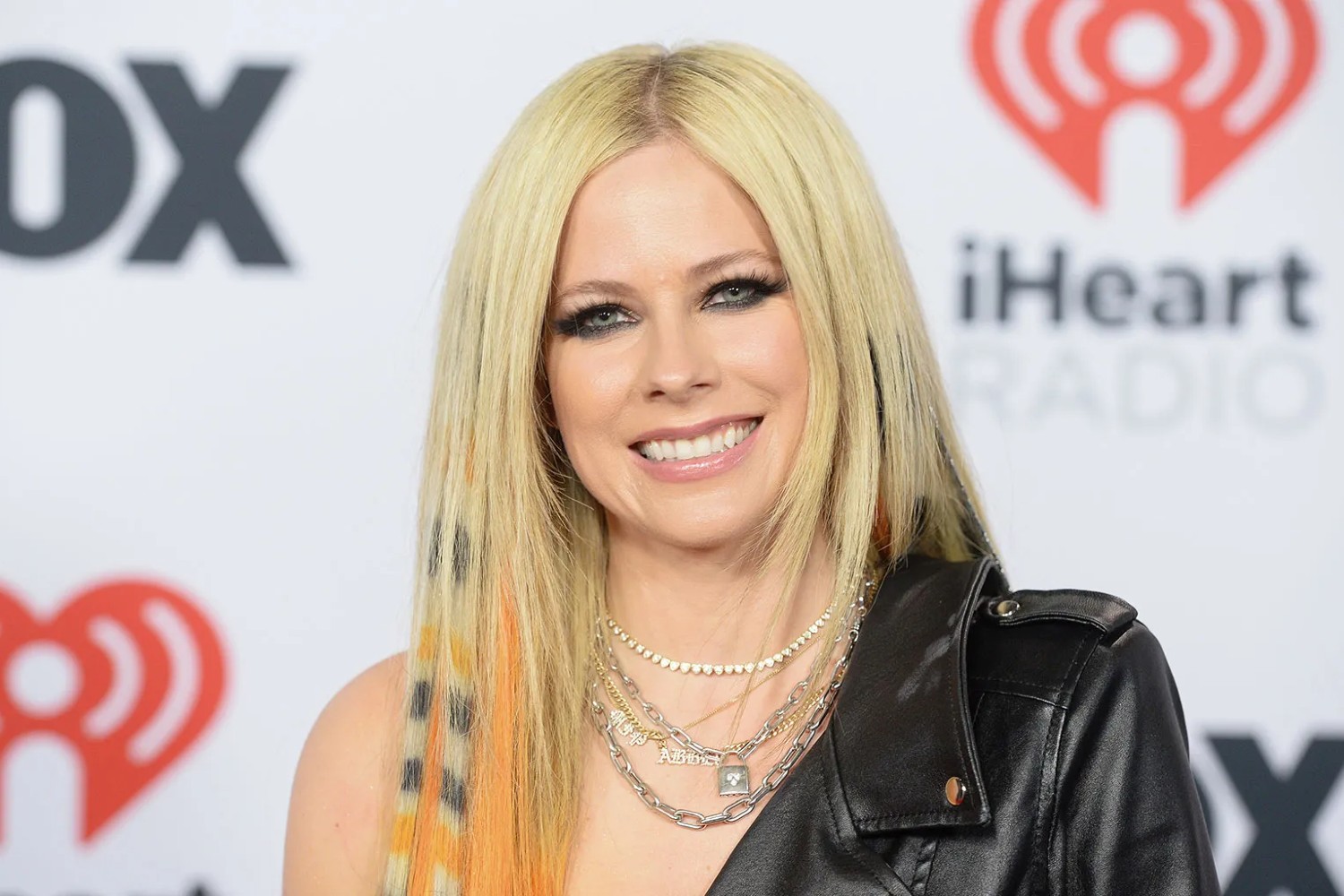 Avril Lavigne: Απαντά στη θεωρία συνωμοσίας ότι έχει αντικατασταθεί από σωσία