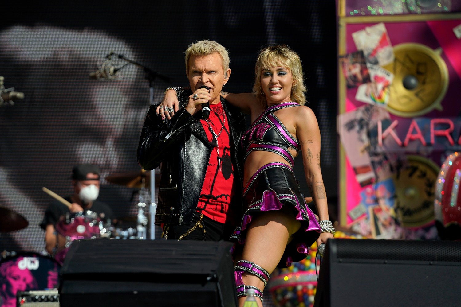 Miley Cyrus και Billie Joe Armstrong «υποκλίνονται» στον Billy Idol – Το εκρηκτικό trailer του νέου ντοκιμαντέρ του