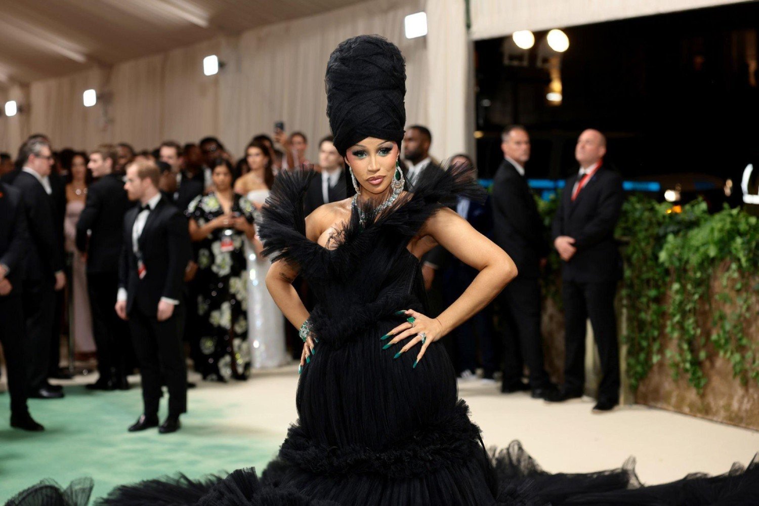 Cardi B: Απαντά στην κριτική επειδή ξέχασε το όνομα του σχεδιαστή της εμφάνισής της στο Met Gala 2025