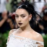 Charli XCX: Το νέο τραγούδι «SS26» αναρωτιέται αν η μόδα και η τέχνη έχουν σημασία μπροστά στο τέλος του κόσμου