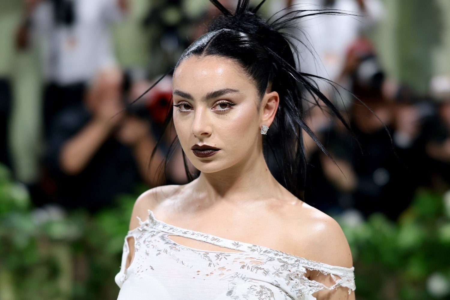 Charli XCX: Το νέο τραγούδι «SS26» αναρωτιέται αν η μόδα και η τέχνη έχουν σημασία μπροστά στο τέλος του κόσμου