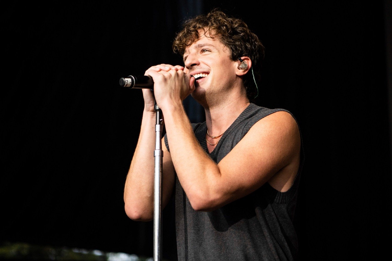 Charlie Puth: Υποδέχθηκε στη σκηνή τους Art Garfunkel, Jimmy Fallon και Busta Rhymes σε μία απρόσμενη μουσική συνάντηση