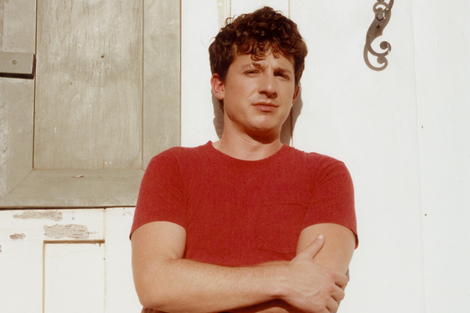 Ο Charlie Puth αποκαλύπτει βαθιά συναισθήματα στο νέο single «Hero»